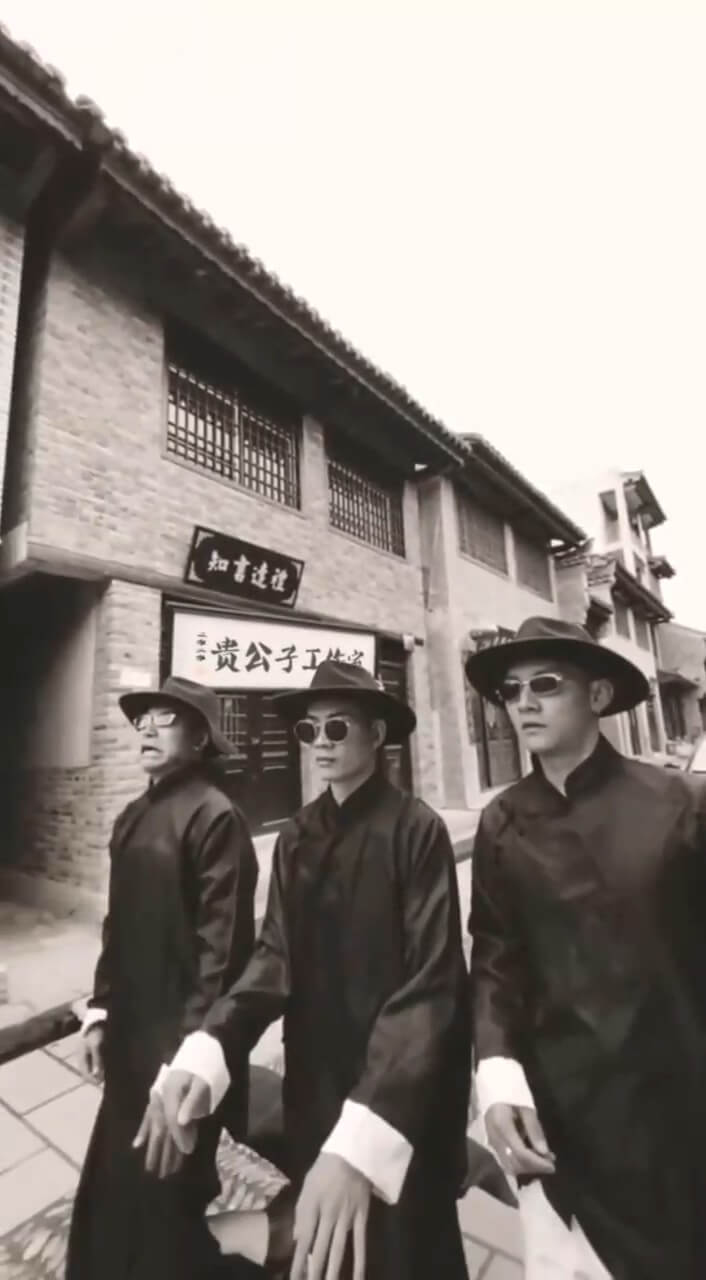 1069.仨帅哥豪横举牌ae模板